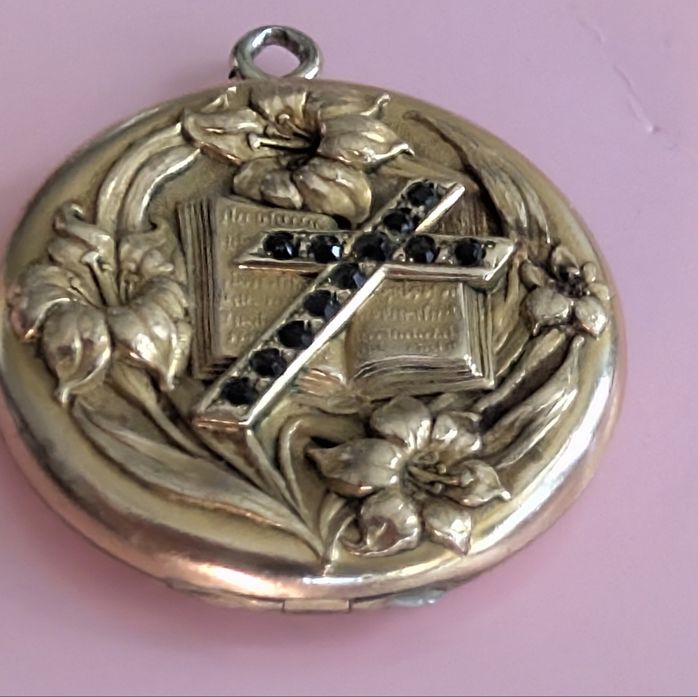 Antique Woman's Pendant Locket   Gold Filled Art  Noveau Repousse
